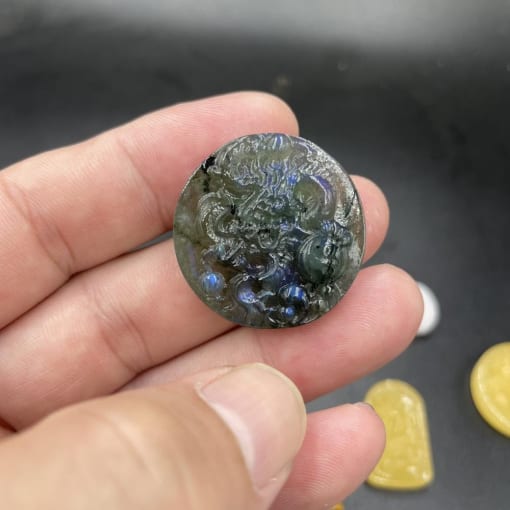 Mặt dây chuyền linh vật Rồng phun châu đá Xà Cừ Labradorite 2.5cm MRP.006 1