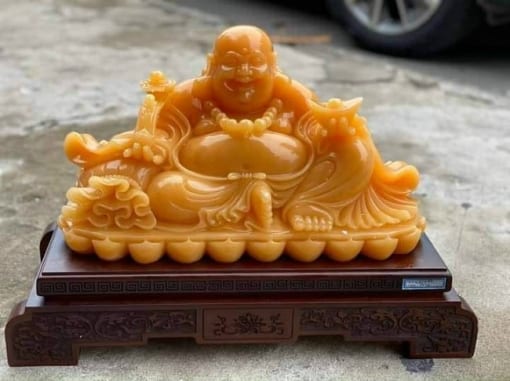 Tượng Phật Di Lặc cầm Gậy Như ý và Thỏi vàng đá Ngọc Hoàng Long 40x30cm TDL.011 1